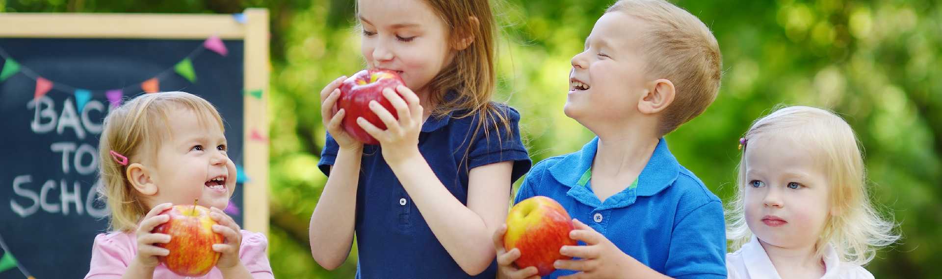 Dzieci jedzące jabłka - kampania edukacyjna miniaturka